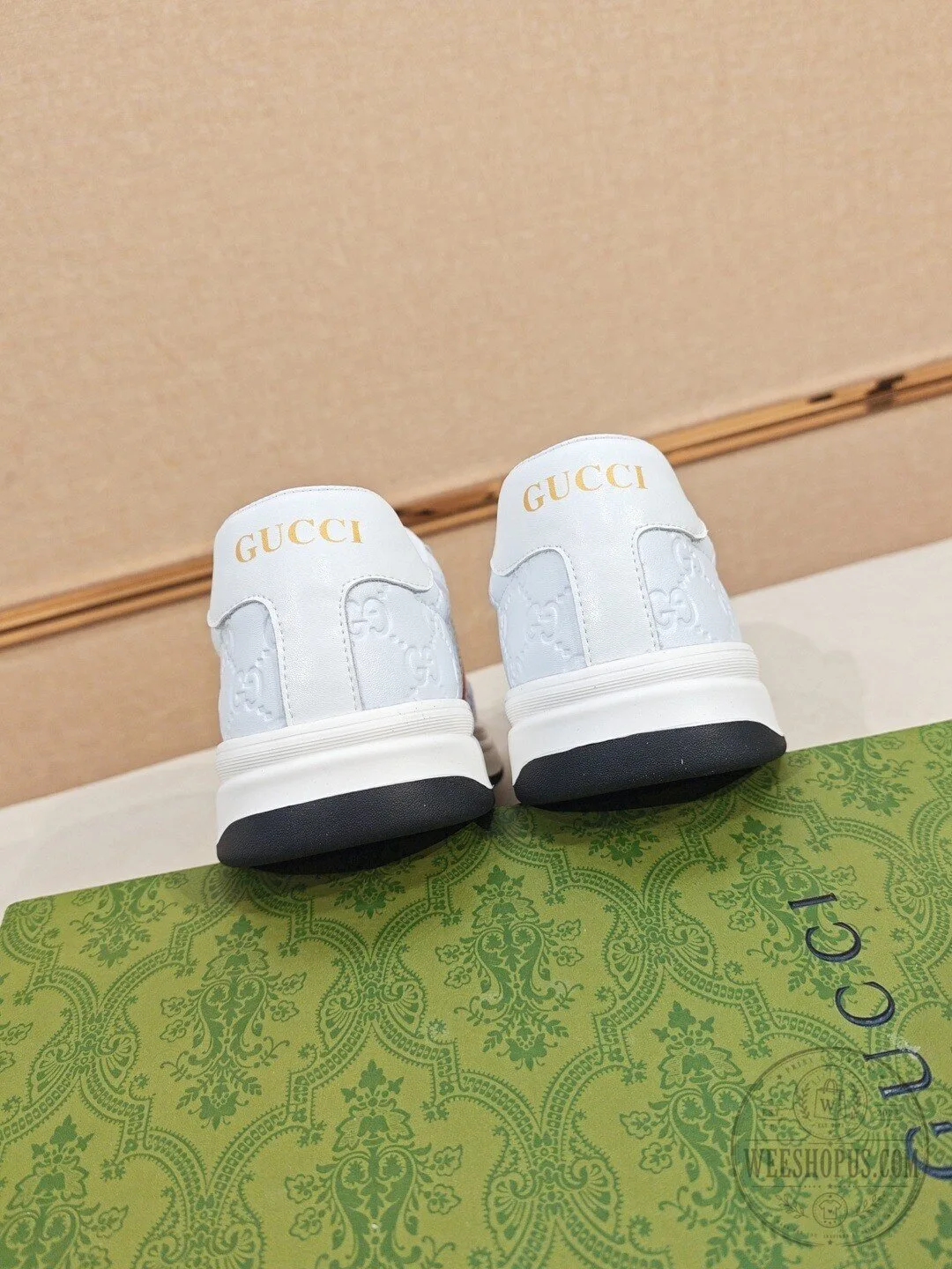 Gucci Low-Top Sneakers in White Leather Featuring Red and Green Stripes 12 Gucci Low-Top Sneakers in White Leather Featuring Red and Green Stripes